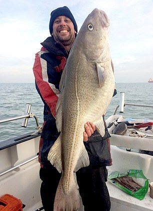 Рибар извади огромна риба от Ламанша (СНИМКИ)