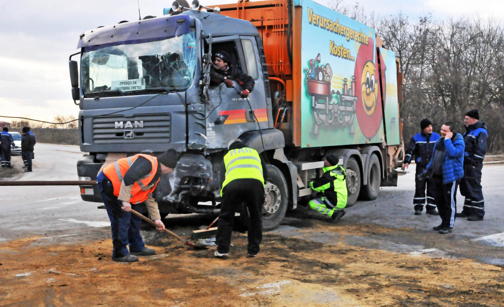 Смъртоносна катастрофа в Силистренско (СНИМКИ)