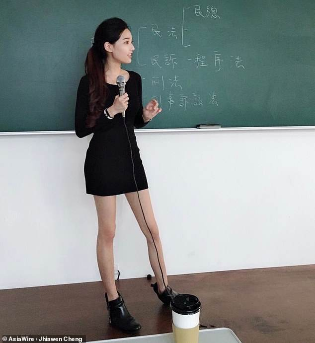 Секси преподавателка от Тайван бе наречена "най-горещата учителка в света" (СНИМКИ)