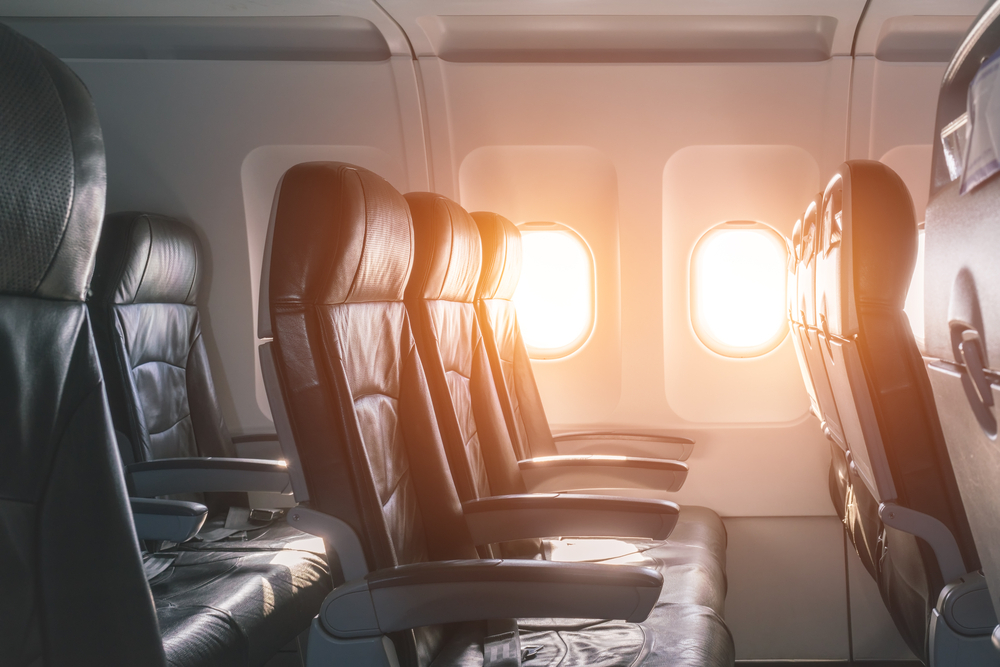 Ще ви падне шапката! Гимнастичка показа изумителна гъвкавост на седалките на самолет във въздуха (ВИДЕО)