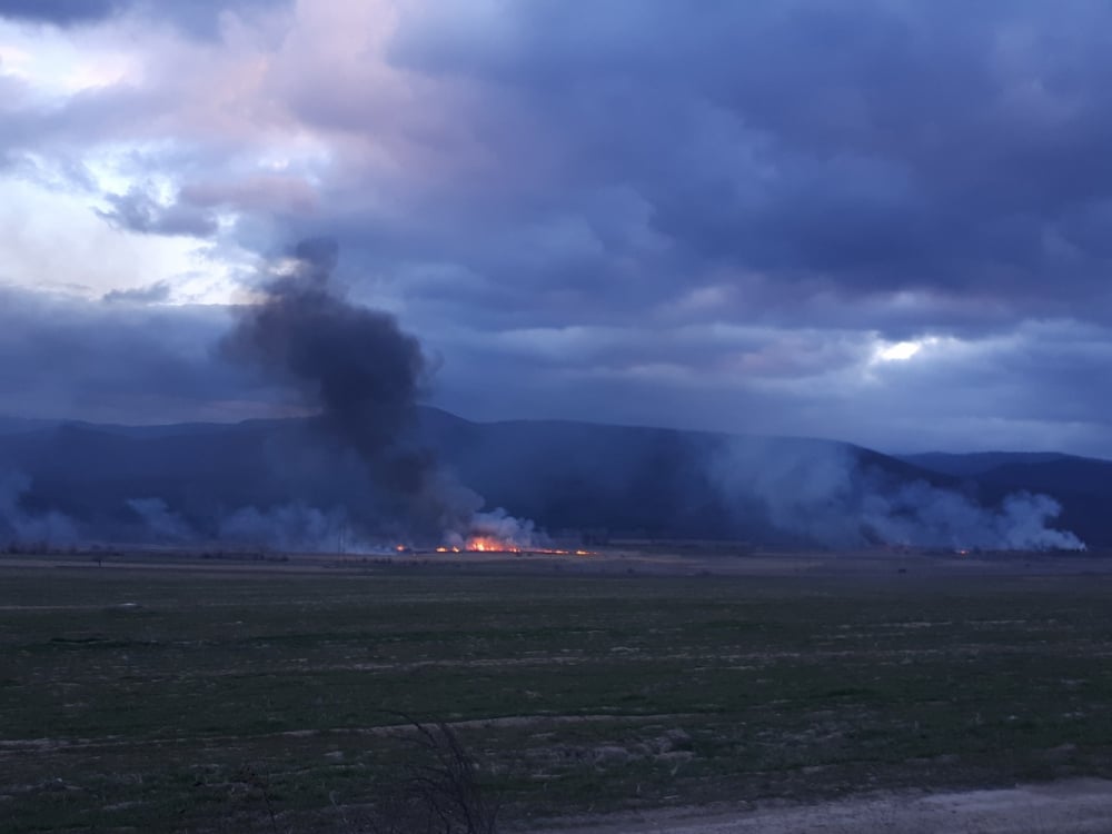 Горят турските гробища на най-голямото карловско село (СНИМКИ)