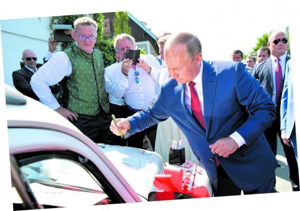 Сватбеният кабриолет на австрийската външна министърка с подписа на Путин бе продаден на търг за... (СНИМКИ)