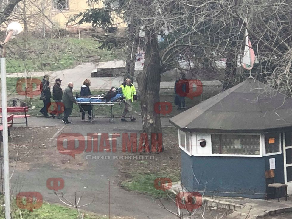 Пореден ужас в Бургас! Изнесоха мъж на носилка от блок (СНИМКИ)
