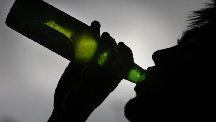 Проучване: Младежите избягват твърди алкохол заради социалните мрежи