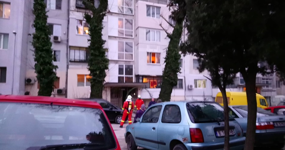 Огнен ад във Варна! Гори апартамент, на място има линейка и пожарна 