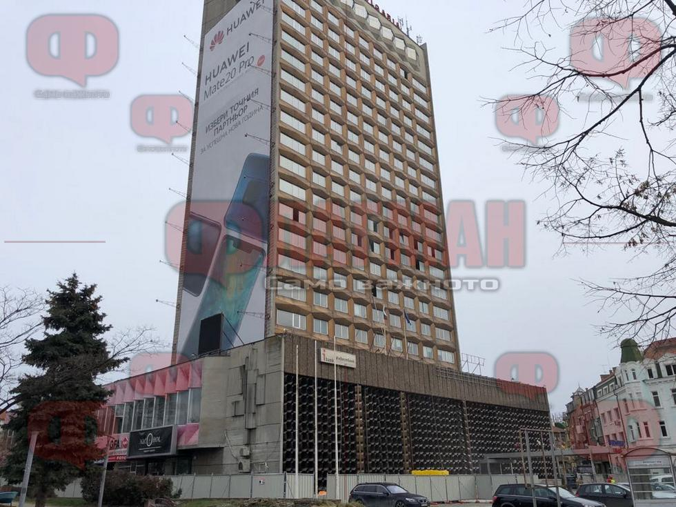 Изтърбушиха знаков хотел в Бургас (СНИМКА)