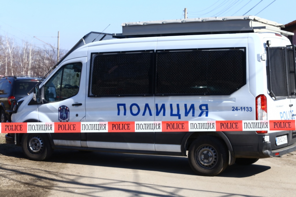 Пак безчинство! Нагли цигани налитат на полицаи в Петрич