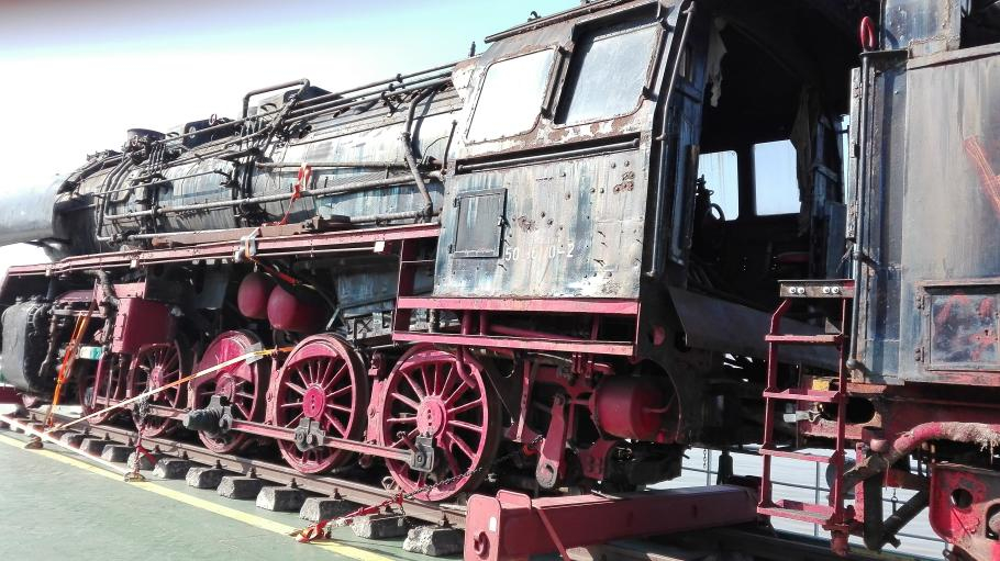 Атракция: Исторически локомотив пристигна от Виена до Русе по Дунав (СНИМКИ)