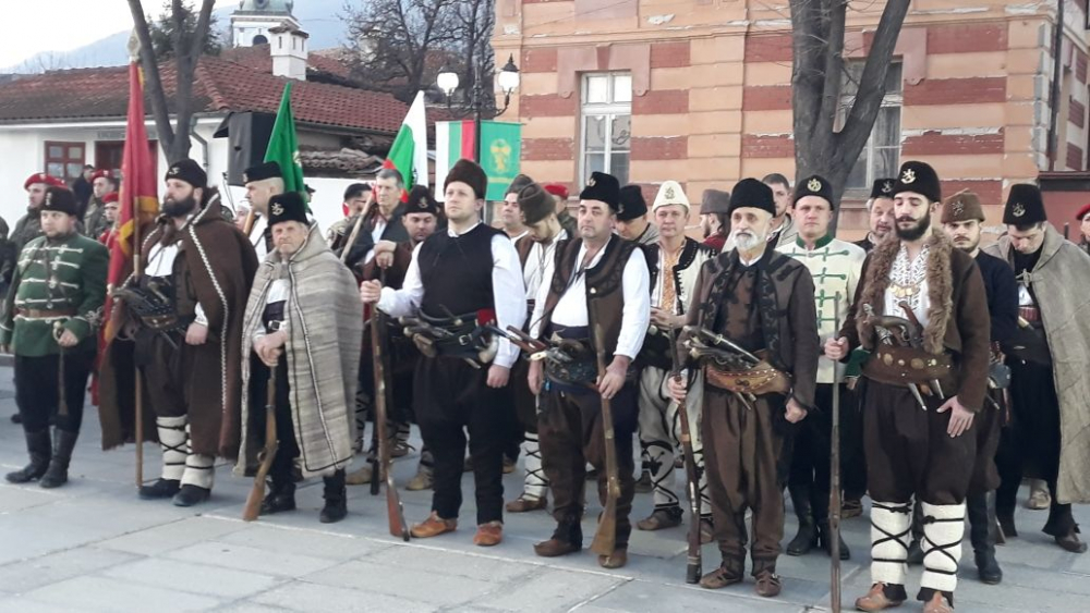 Хиляди се поклониха пред най-свидния син на България в Карлово (СНИМКИ)