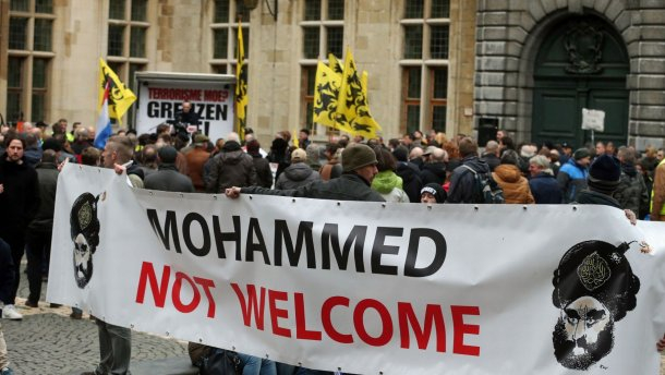 Защитници на бежанците в Манчестър шокирани от графит "Черните вън!"