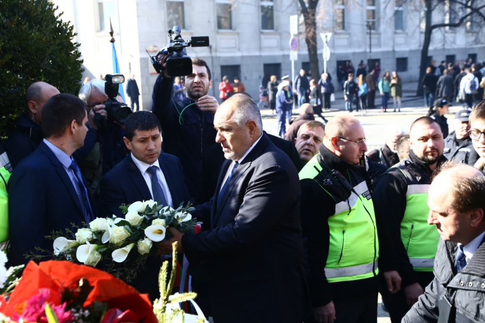 Поклон! Ето с кого Борисов си направи селфи пред паметника на Апостола (СНИМКИ)