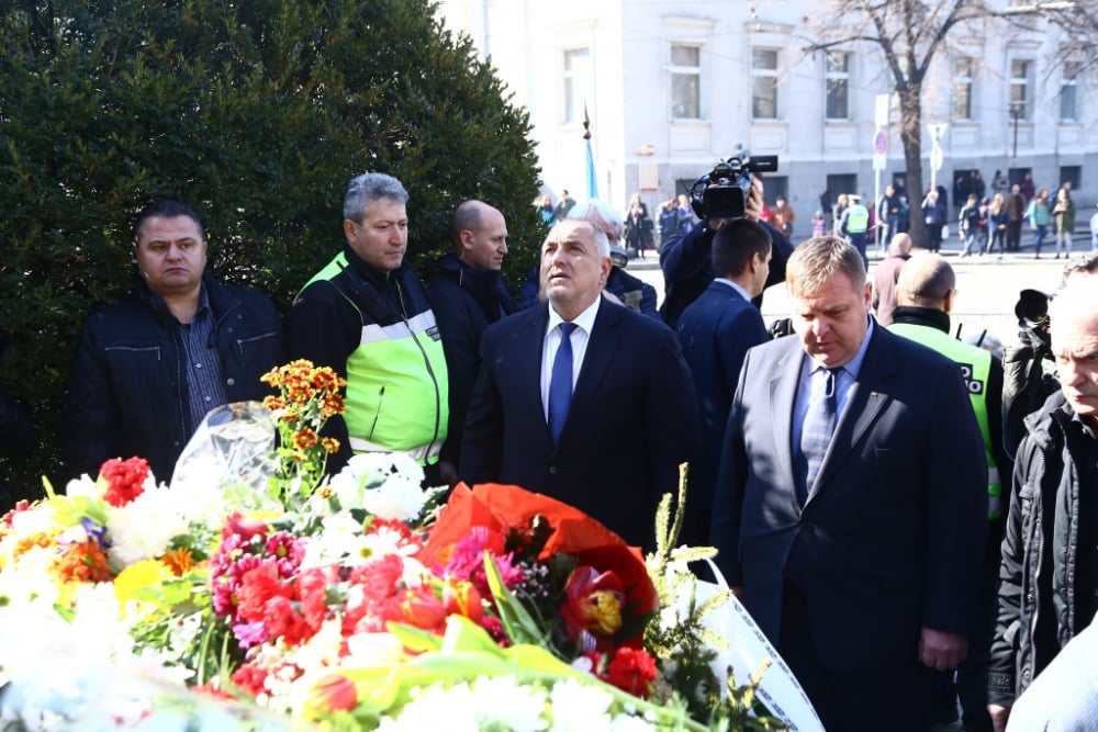 Поклон! Ето с кого Борисов си направи селфи пред паметника на Апостола (СНИМКИ)