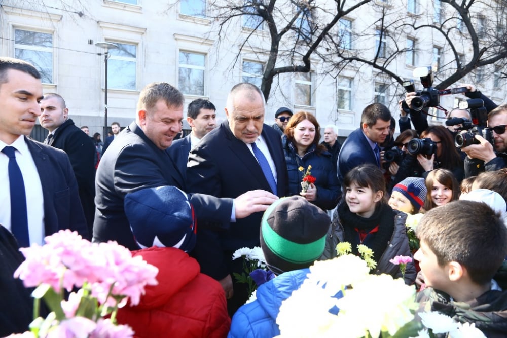 Поклон! Ето с кого Борисов си направи селфи пред паметника на Апостола (СНИМКИ)