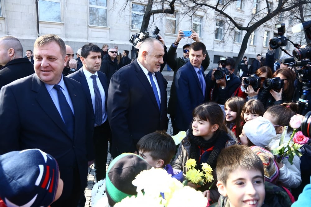 Поклон! Ето с кого Борисов си направи селфи пред паметника на Апостола (СНИМКИ)