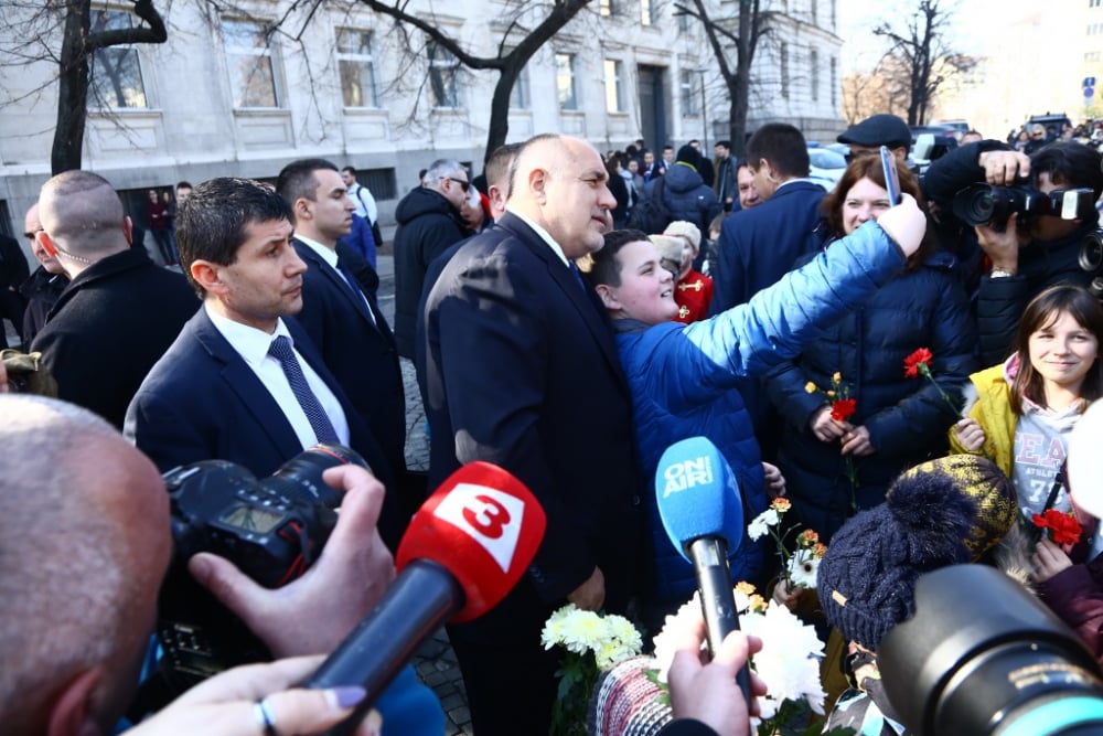 Поклон! Ето с кого Борисов си направи селфи пред паметника на Апостола (СНИМКИ)