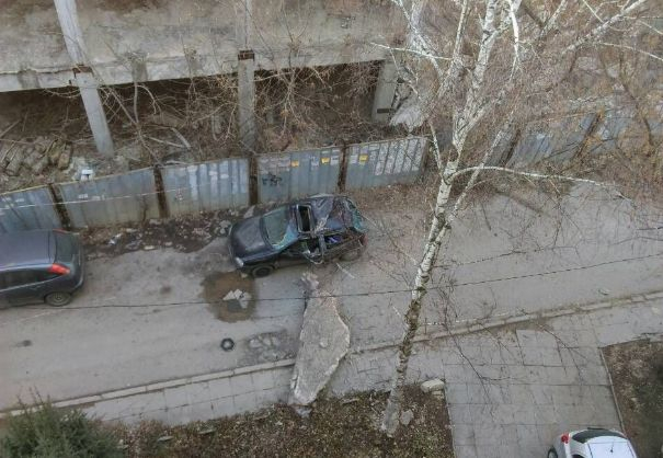 Шокиращи СНИМКИ: Трясък и нищо не остана от кола, паркирала под строеж в София! (СНИМКИ)
