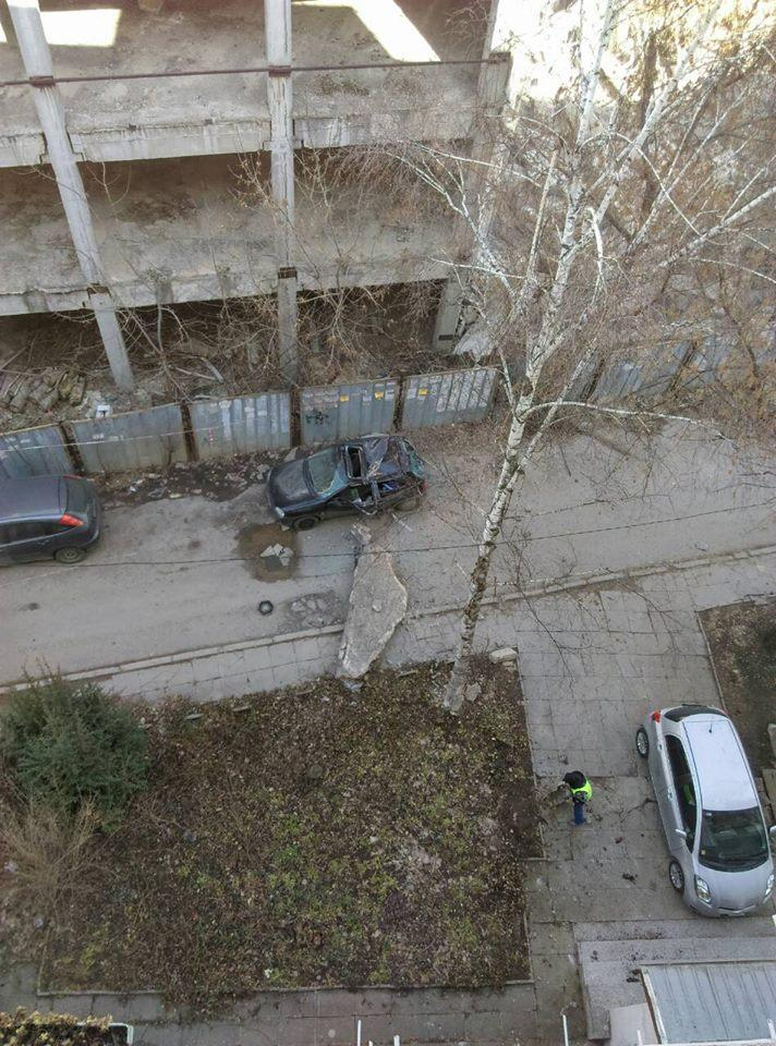Кой носи отговорност за колата, смазана от бетонен блок в столицата (СНИМКИ)