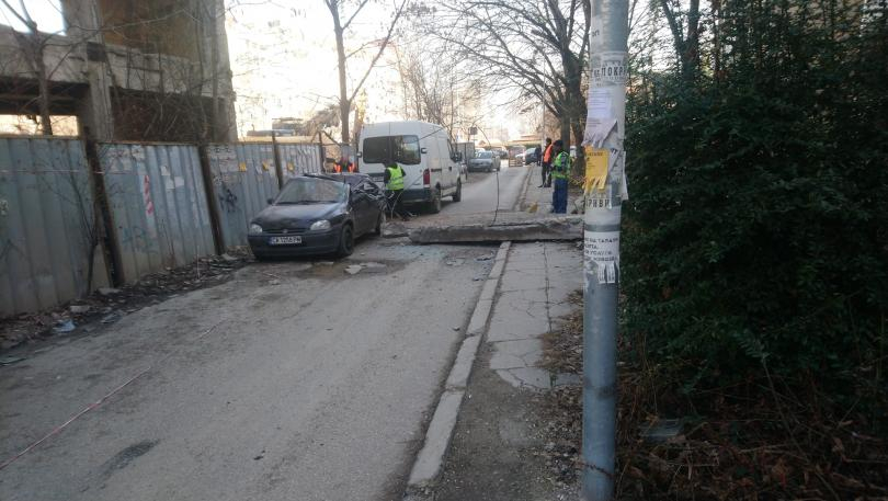 Кой носи отговорност за колата, смазана от бетонен блок в столицата (СНИМКИ)