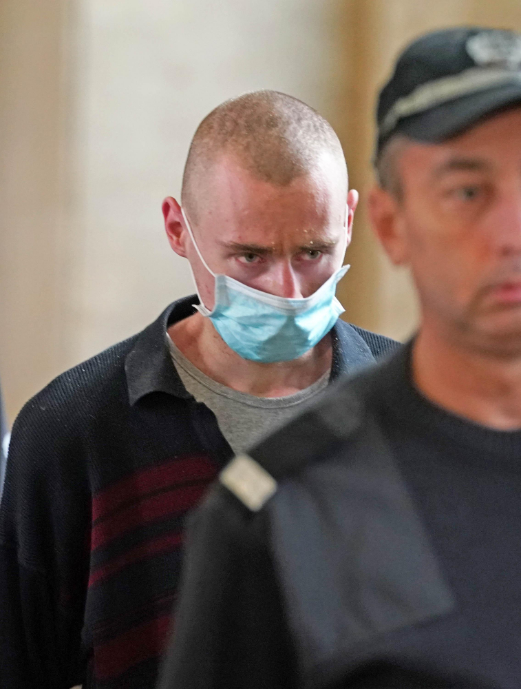 С маска на лицето, криеща белези, четворният убиец от Нови Искър влезе в съда (СНИМКИ)