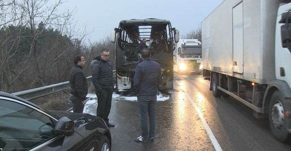 Турски автобус изгоря край Русе рано сутринта (СНИМКИ)