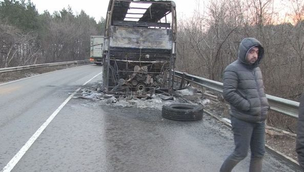 Турски автобус изгоря край Русе рано сутринта (СНИМКИ)