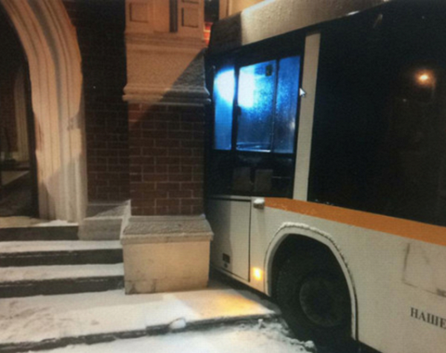 Автобус се вряза в резиденцията на Путин