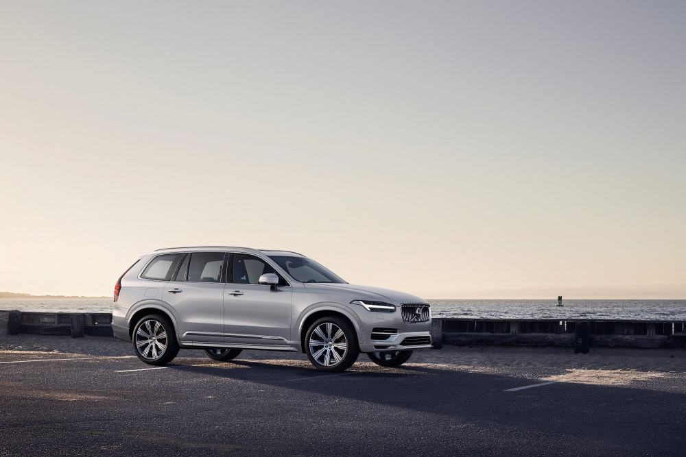 Volvo Cars представя обновения SUV Volvo XC90 (СНИМКИ)