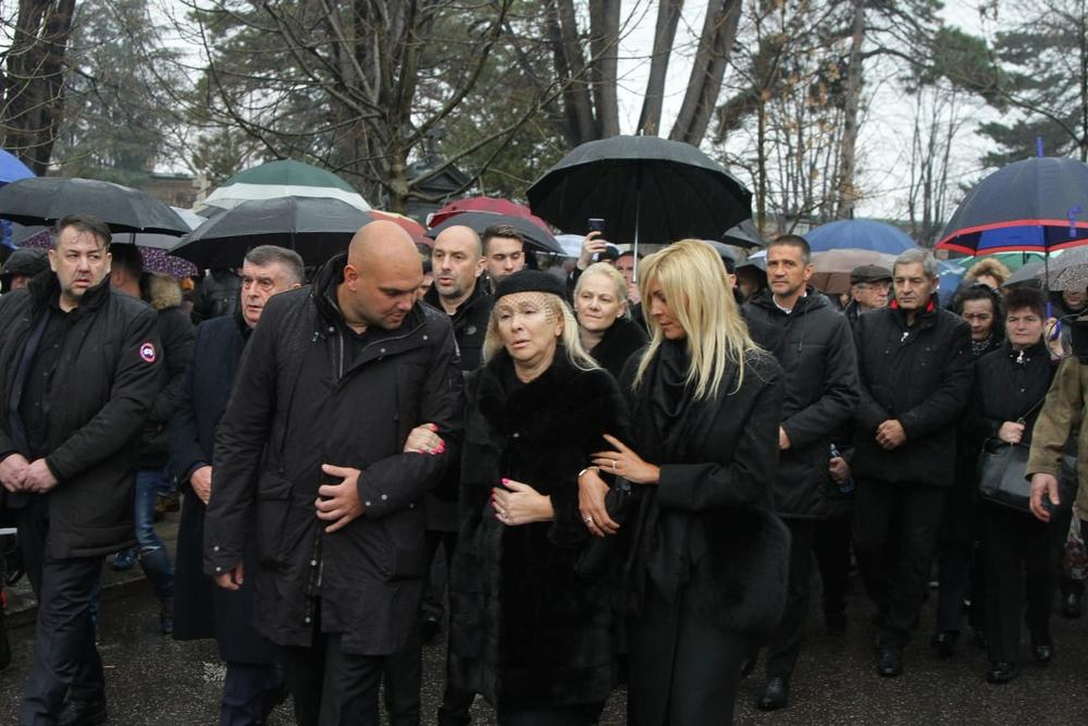 И небето плаче за Шабан! Хиляди чакат под дъжда, за да изпратят певеца в последния му път (СНИМКИ/НА ЖИВО)