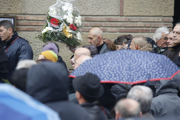 Мъжът на тази СНИМКА от погребението на Шабан Шаулич не е случаен! Той е… 