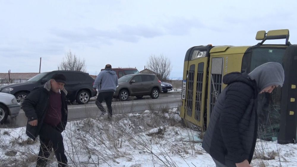 В цяла България е страшно! Невиждана хала обръща коли и камиони по пътищата, а при съседите... (СНИМКИ)