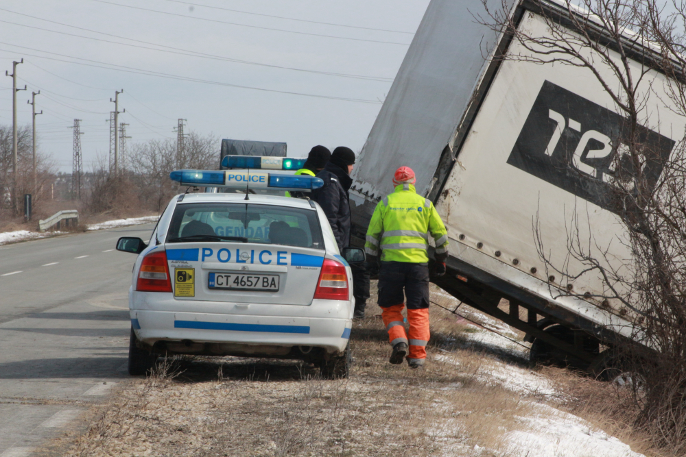 В цяла България е страшно! Невиждана хала обръща коли и камиони по пътищата, а при съседите... (СНИМКИ)