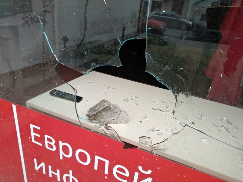 Разбиха офис на БСП в Бургас! Започна ли предизборната война? (СНИМКИ)