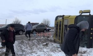 Агресия: Трима бабаити се нахвърлиха на репортер, заплашиха го, че... (СНИМКИ/ВИДЕО)