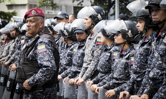 На границата с Колумбия започнаха сблъсъци на венецуелски опозиционери и военни (ВИДЕО)