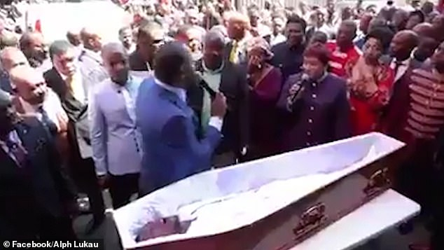 Пастор се появи на погребение и съживи мъртвец (СНИМКИ)