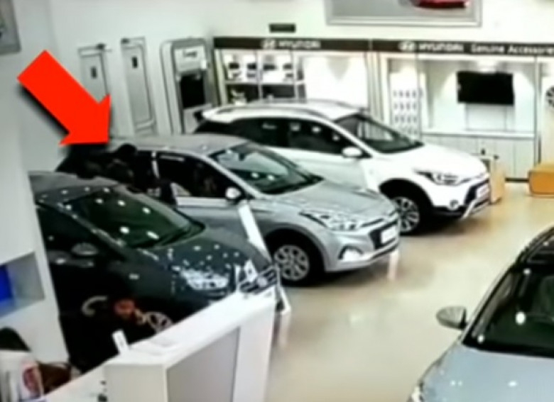 Невероятно ВИДЕО: Любопитна купувачка влезе в нова кола и изпотроши цял автосалон