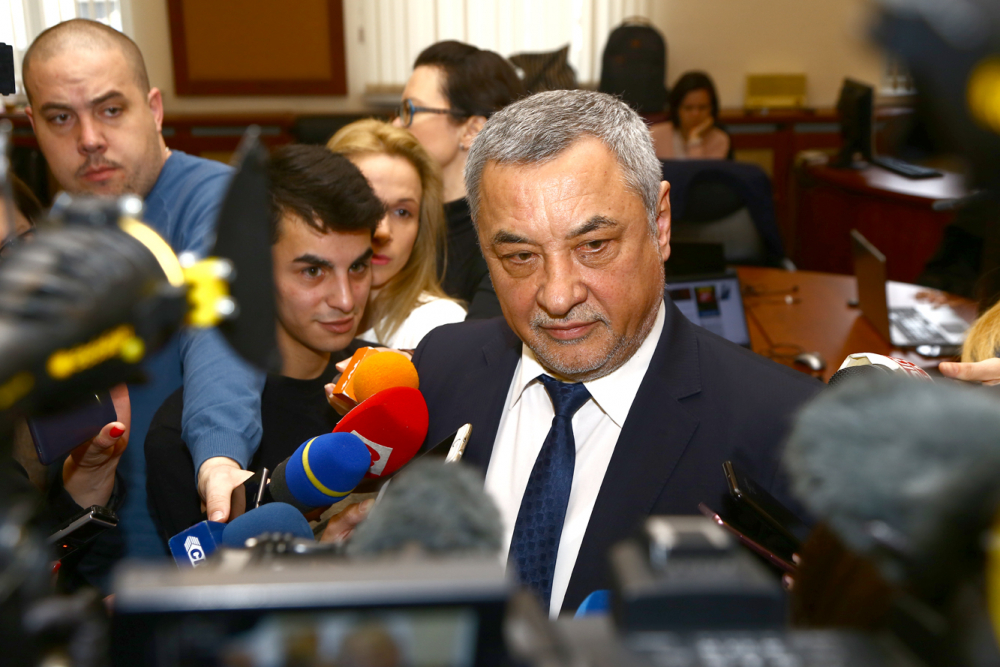 Валери Симеонов обясни защо е гласувал против оставката на Делян Добрев