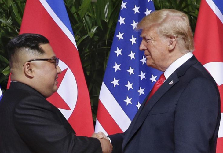 НА ЖИВО! Тръмп  с Ким Чен Ун си стиснаха ръцете и...