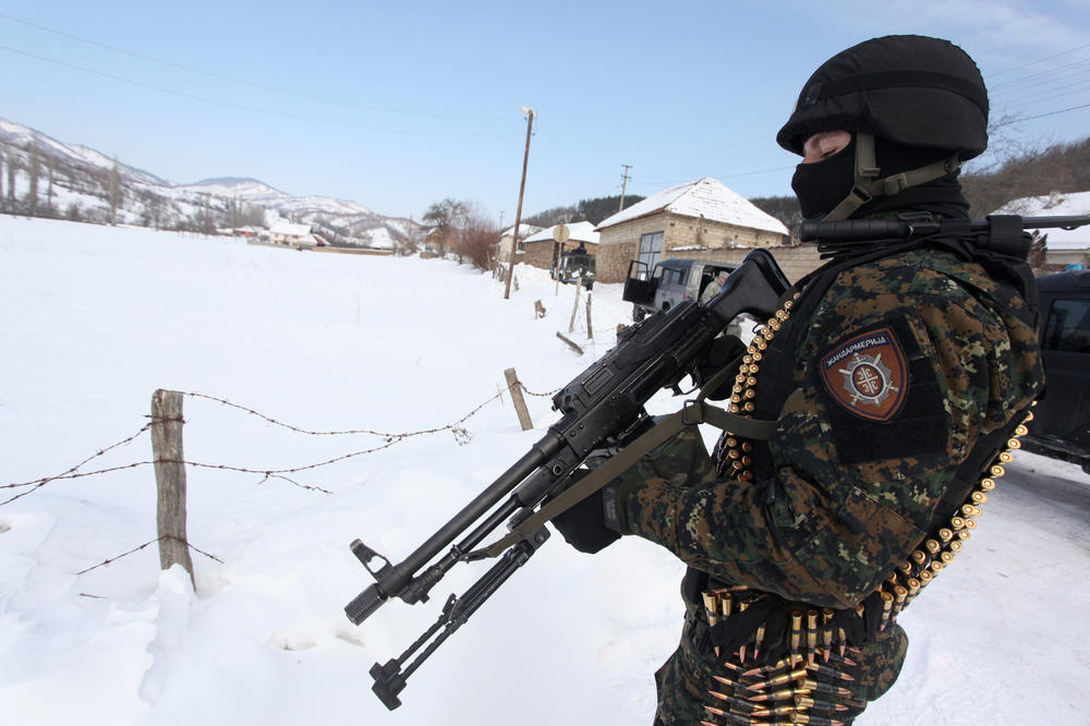 Война на Балканите! Въоръжени албанци вилнеят в сръбско село (ВИДЕО)