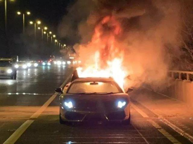 Позлатен Lamborghini изгоря, докато бизнесмен се фукаше с него пред любовницата си (СНИМКИ/ВИДЕО)