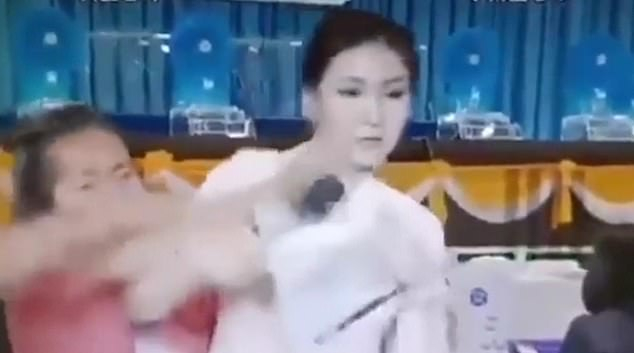 Жена с отвертка в ръка нападна телевизионна водеща в ефир (СНИМКИ/ВИДЕО)