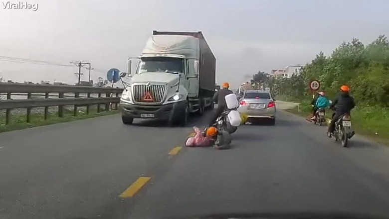 Вижте как майка спаси по чудодеен начин детето си изпод колелата на камион