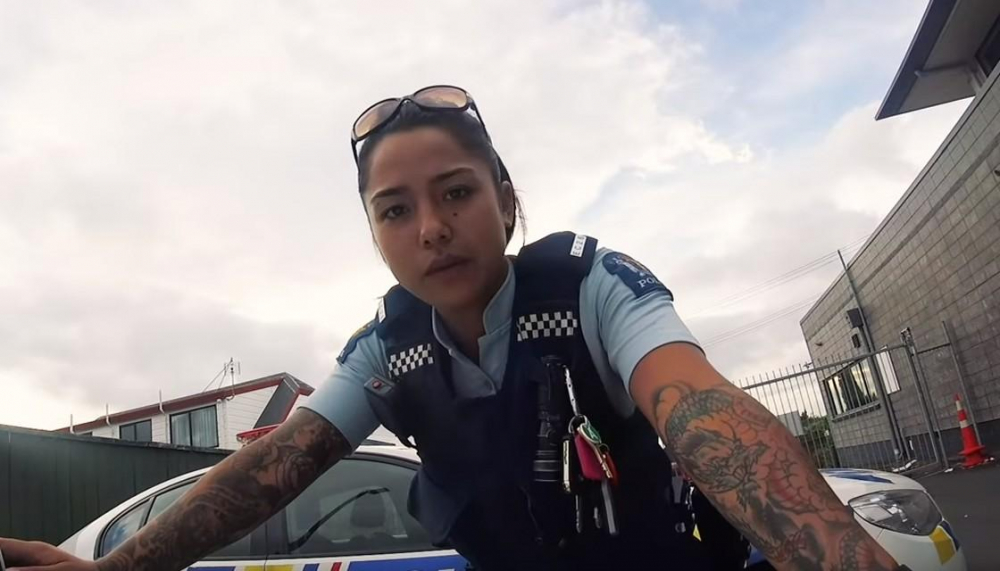 Тази секси полицайка има хиляди фенове! Мечтаят си как ги арестува (СНИМКИ/ВИДЕО)
