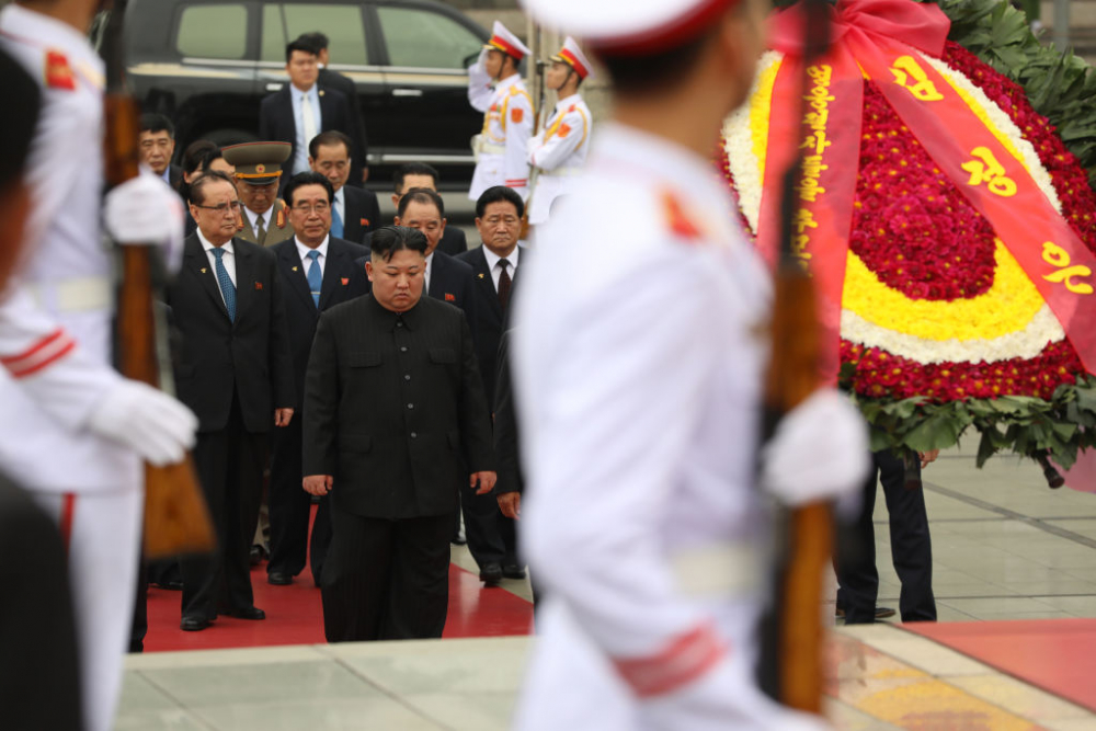 Ким Чен-ун се поклони пред мумията на Хо Ши Мин и отпраши с влака към вкъщи (СНИМКИ)