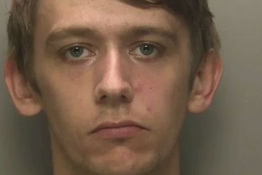 Британски ченгета влетяха призори в дома на педофил и го завариха да мърсува с дрогирано момченце