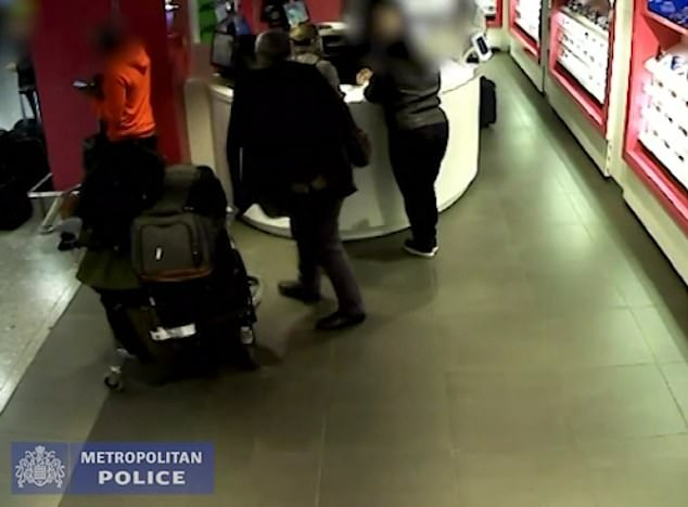 Полицейско ВИДЕО: Така ще ви ошушкат крадците на летище „Хийтроу“!