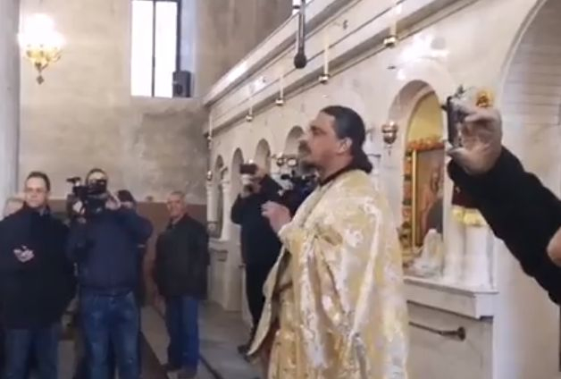 Страшен скандал в Петрич навръх празника! Миряни нахлуха в църквата и закрещяха... (ВИДЕО) 