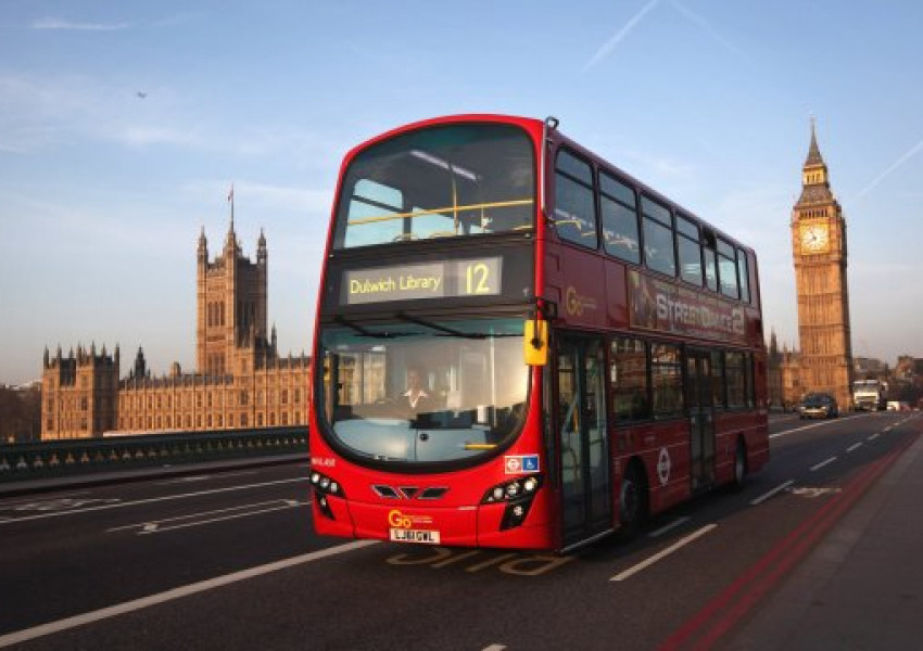 Мъж влезе да чисти автобус в Лондон, а вътре попадна на най-неочакваната находка