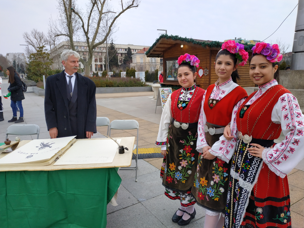 Мила гледка: Красиви въстанички в униформи се появиха в Бургас (СНИМКИ)