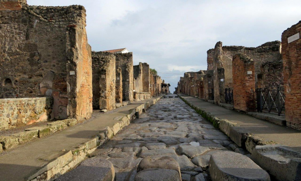 Къде отиват оцелелите след като Везувий не избива всички в Помпей